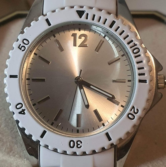 Accessories - 🦋10/$20🦋 White/Silver Diver Style Women's Watch